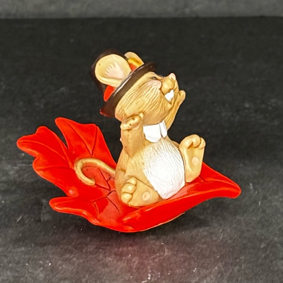 Vintage Hallmark Merry Miniatures Thanksgiving Pilgrim Mouse on Orange Leaf 1982 - Picture 4 of 9